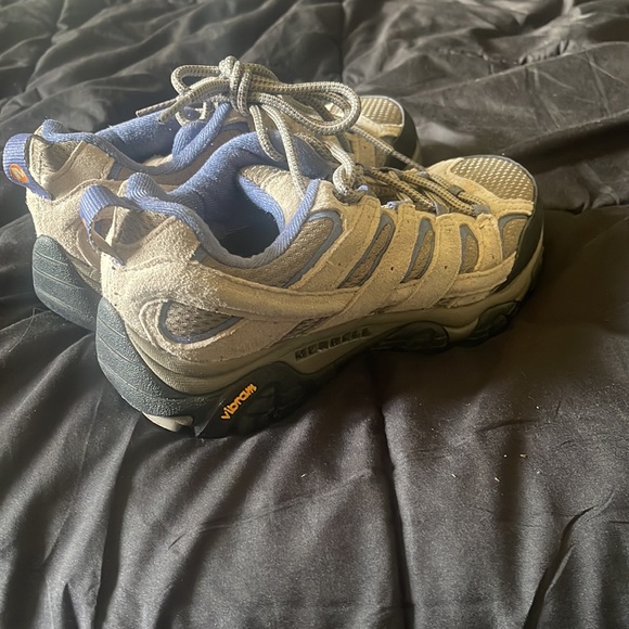 Merrell Moab2 hiking shoe. Size 7 US. Barely worn, like new. - Picture 3 of 4